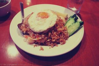 タイ料理屋でカオパッ ペェンロイをいただきました