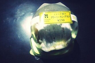 本を読みながらコンビニスイーツ