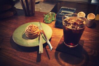 落ち着いた雰囲気のカフェで会話を楽しむ