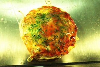 ミスチル押しの店内でお好み焼きを食す