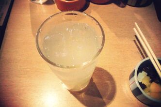 郷土料理をつまみながら