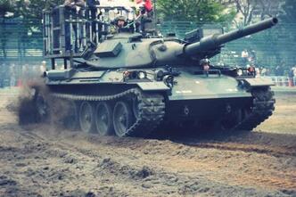 74式はいいぞ！　練馬駐屯地で74式戦車に乗車体験