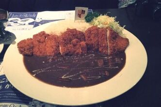 横須賀海軍カレー本舗にて、横須賀海軍チキンカツビッグカレー砲featuring戦艦三笠を食す