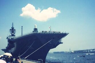 護衛艦いずもの電灯艦飾と見学