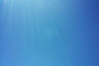 青い空の下で