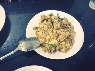 彼女の手作りフィリピン料理「シシグ」を堪能