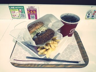 はみ出すメンチカツと、喧騒を避けるための「開店直後」という戦略。のサムネイル画像