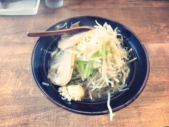 二郎系の野菜ラーメンのサムネイル画像