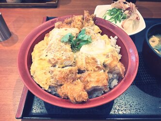 かつ丼、みそ汁と冷奴を付けてのサムネイル画像