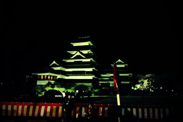 松本城と夜桜