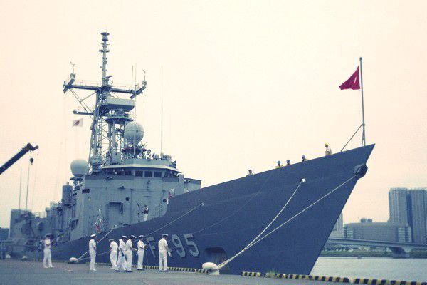 トルコ海軍、フリゲート艦TCGゲディズ接岸