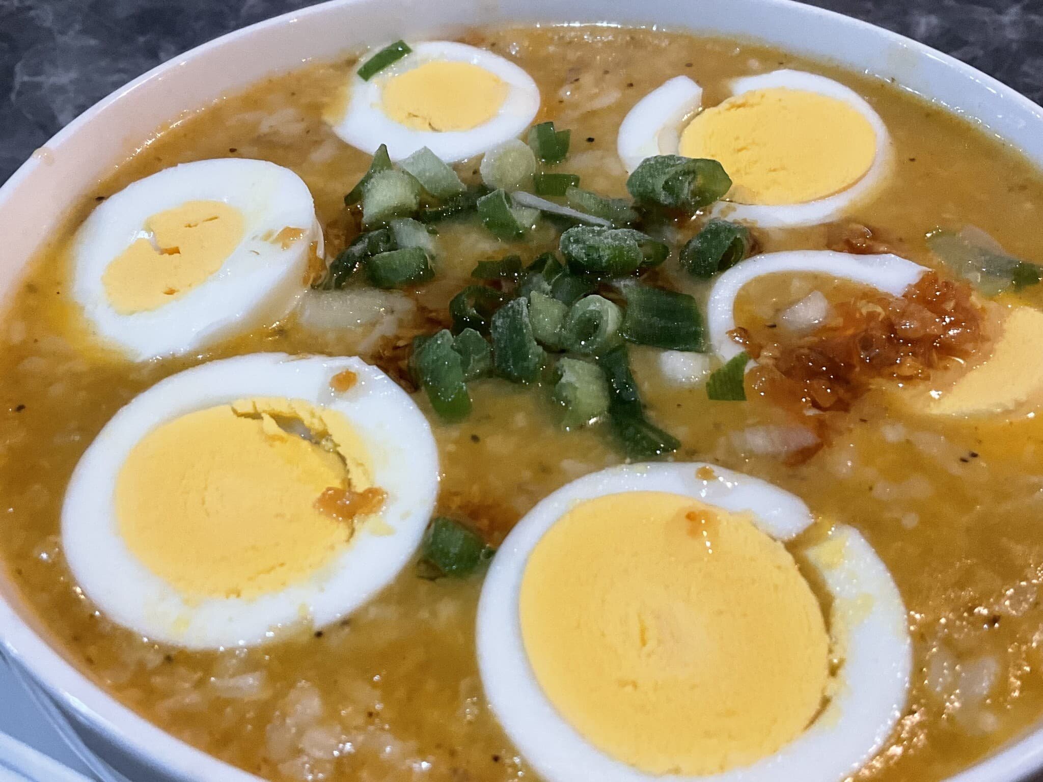 フィリピンレストランの静寂と、胃を満たす生姜の熱のサムネイル画像