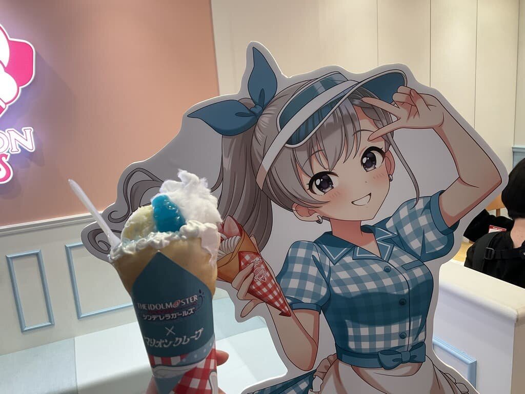 I eat a crepe of Hayate in Shinjuku.